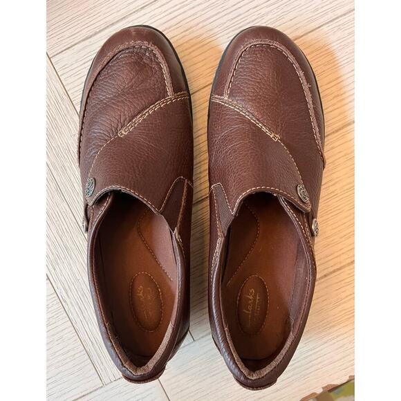 Clarks Shoes - Clark’s women’s sz 11W brown slip on comfort loafers w/‎ silver buttons. Leather